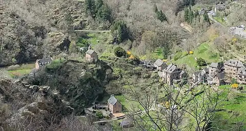 Chapelle Saint-Roch, le Dourdou et la rue Charlemagne à droite (le pont est en bas de cette rue)