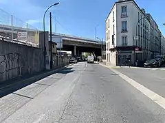 La rue à Pantin, la partie parisienne commence au niveau du bâtiment.