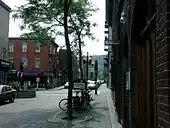 Vue sur le boulevard Saint-Laurent avec le mont Royal en arrière-plan