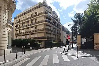 Entrée de la rue sur le côté gauche, depuis la rue Eugène-Delacroix.