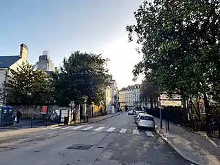 Vue générale de la rue. On aperçoit les derniers étages de la Tour Bretagne.