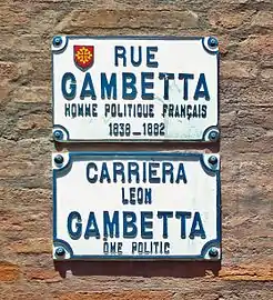 Plaques de rue en français et en occitan.