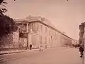 L'ancien cabinet d'Histoire naturelle, démoli en 1935 et remplacé depuis 1959-1963 par la réserve de la bibliothèque centrale du MNHN. Photographie prise par Eugène Atget en 1898.