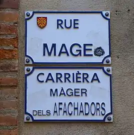 Les plaques de rue en français et en occitan.