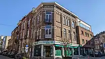 Au no 11, une maison d'inspiration éclectique construite en 1911 (architecte inconnu), maison formant l'angle avec la rue Rue François Gay. Façade de briques, rehaussée de pierre bleue. Balcons à garde-corps en ferronnerie géométrique.