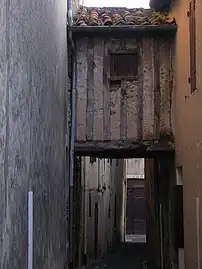 Rue Maubec se terminant en ruelle médiévale traversée par un pontet