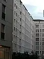 La partie nord de la rue Mercière. La façade opposée de l'immeuble à droite du cliché forme la façade sud de la place d'Albon.