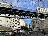 La passerelle de la Coulée verte qui traverse la rue Montgallet.