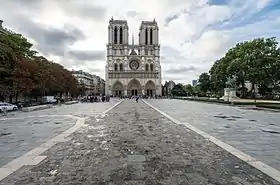 Parvis Notre-Dame - place Jean-Paul-II à Paris.