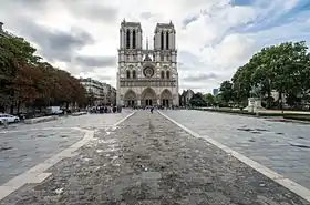 Matérialisation de l'emplacement de la rue Neuve-Notre-Dame sur le sol du parvis.