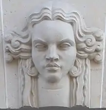 Mascaron au-dessus de l'entrée du no 4.