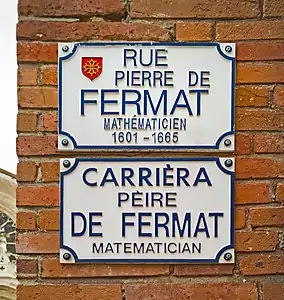 Plaques de rue en français et en occitan.