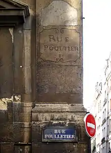 La rue Poulletier à Paris, orthographiée « Rüe Poultier » dans l'inscription encore visible dans la pierre.