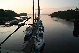 Embouchure de la rivière, embarcations aux quais du port de plaisance, du pont sur le Chemin du Roy.