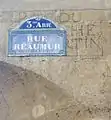 Nom de la rue du Marché-Saint-Martin gravé dans la pierre, sous la plaque de rue actuelle.