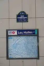 Plan à gauche de l'entrée.