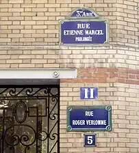 Plaque (en haut) de la rue Étienne-Marcel prolongée.
