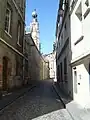 Vue de la rue et de l'église sur la gauche.