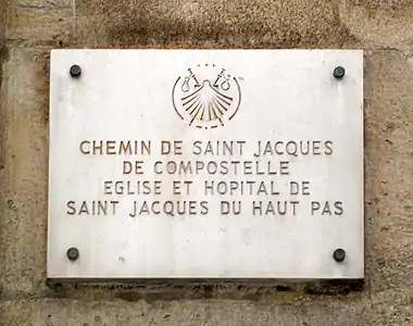 Plaque apposée sur la façade de l'église signalant que celle-ci est située sur le chemin de Saint-Jacques-de-Compostelle.