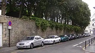 Partie est de la rue longeant le mur d'enceinte de l'hôtel de ville.