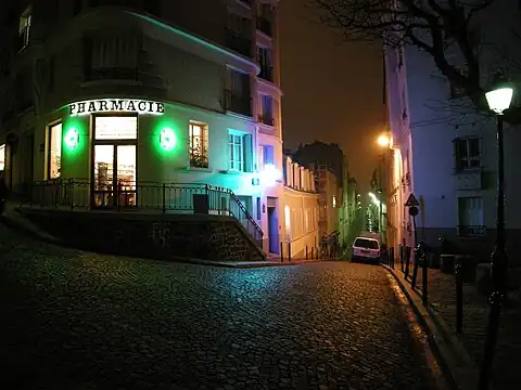 Vue nocturne de la rue Berthe, prise à son intersection avec la rue Ravignan.