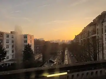 La rue d'Alésia vue depuis le RER B en 2019.