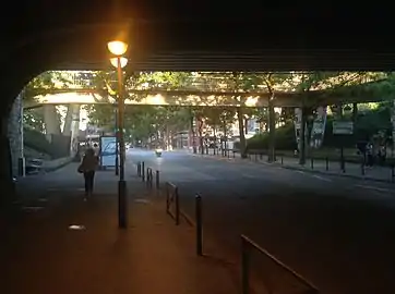 La rue d'Alésia sous le pont ferroviaire, non loin du croisement avec la rue Vercingétorix.