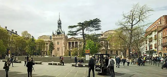 La rue d'Alsace au niveau du square Charles-de-Gaulle et du donjon du capitole.