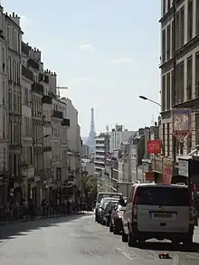 Partie haute de la rue avec vue sur la tour Eiffel.