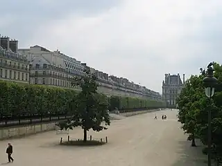 Toits de la rue de Rivoli, vus depuis le jardin des Tuileries avec une aile du palais du Louvre en arrière-plan.