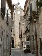 Rue de Vic-la-Gardiole avec vue sur l'église Ste Léocadie, du XIIe siècle.