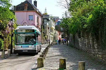 Un Montmartrobus rue de l'Abreuvoir.