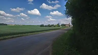 Rue de l'Église, vue de depuis le carrefour où se croisent la route de Barges et la rue Derrière le Parc.