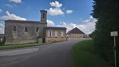 Rue de l'Église, au carrefour de la rue du Ceriser.