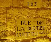 Plaque dans la carrière des Capucins rappelant l'existence de la rue de la Bourbe.