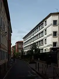 La rue de la Chaîne au niveau du lycée Saint-Sernin.