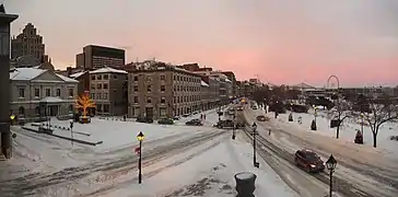 Rue de la Commune et Place d'Youville, vue du musée Pointe-à-Callière, 2018.