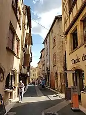 Photographie de la rue de la coutellerie dans laquelle il est possible de voir l'entrée de la première partie du musée.