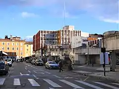 Partie non piétonnisée de la rue de la République et l'office de tourisme de Grenoble.