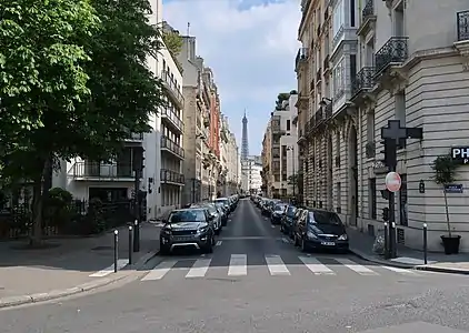 Vue depuis l'avenue Henri-Martin, avec la tour Eiffel en fond.