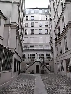 Escalier dans la cour du 6 de la rue des Arquebusiers.