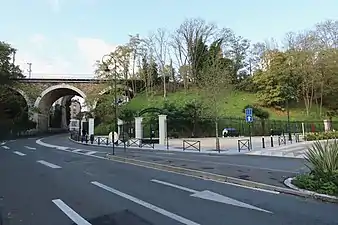 Square Rouget-de-Lisle et viaduc des Bas-Rogers, à la limite avec Suresnes.