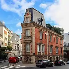 Hôtel particulier au croisement avec la rue de Boulainvilliers.