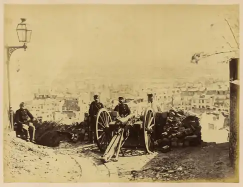 Pièce d'artillerie positionnée, en 1871, à l'angle de la rue des Rosiers et de la rue de la Bonne, à Montmartre.