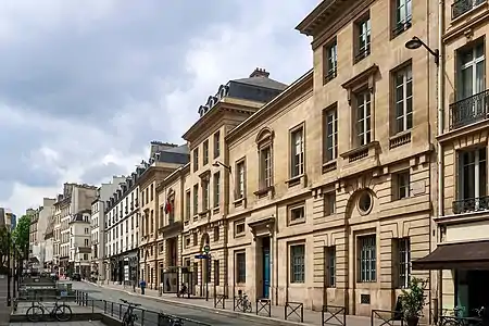 Locaux de l'université Paris-Cité (anciennement Descartes) à gauche, et hôtel de Fleury à droite (locaux historiques de l'École nationale des ponts et chaussées puis locaux de Sciences Po depuis 2009).