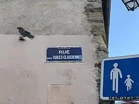 Voir la plaque.