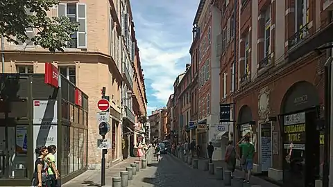 La rue des Tourneurs vue depuis la place Étienne-Esquirol jusqu'à la rue Baronie.