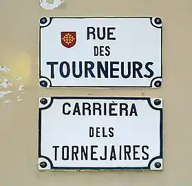 Plaques de rue en occitan et français.