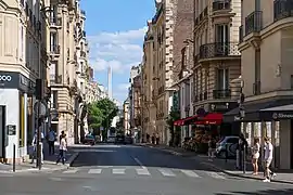 Vue de la cheminée depuis le croisement de la rue des Vignes et de l'avenue Mozart, à environ 1,2 km.