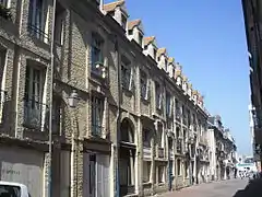 Architecture typique Ventabren rue du Bœuf. La brique de vase et le grès constituent les matériaux de base de ces édifices.